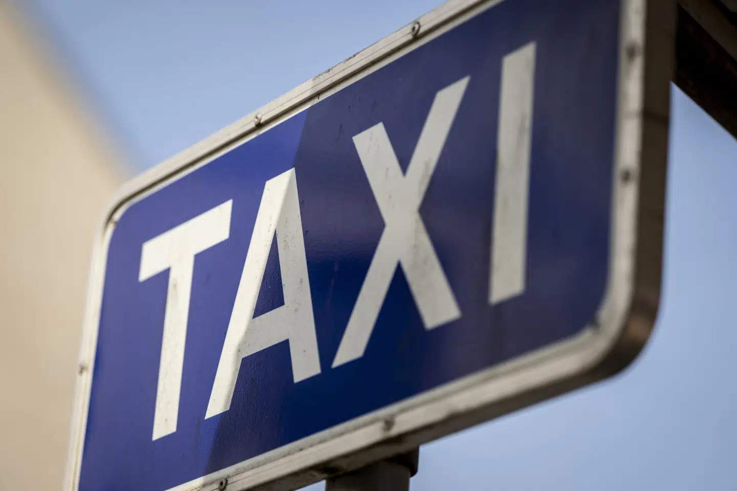 Et taxiskilt er fotograferet i Køge i april i år. De Konservative foreslår, at der skal indføres en taxaattest, så personer dømt for seksualforbrydelser ikke kan få lov til at køre taxa. (Arkivfoto).