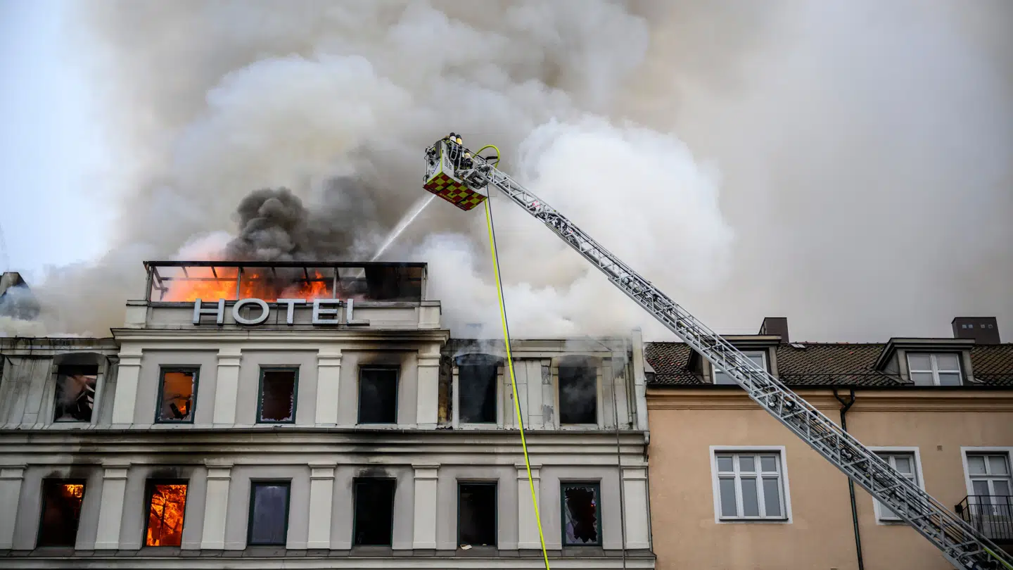 Hotel Kärnan i Helsingborg står i flammer. Røgen kan ses i Helsingør.