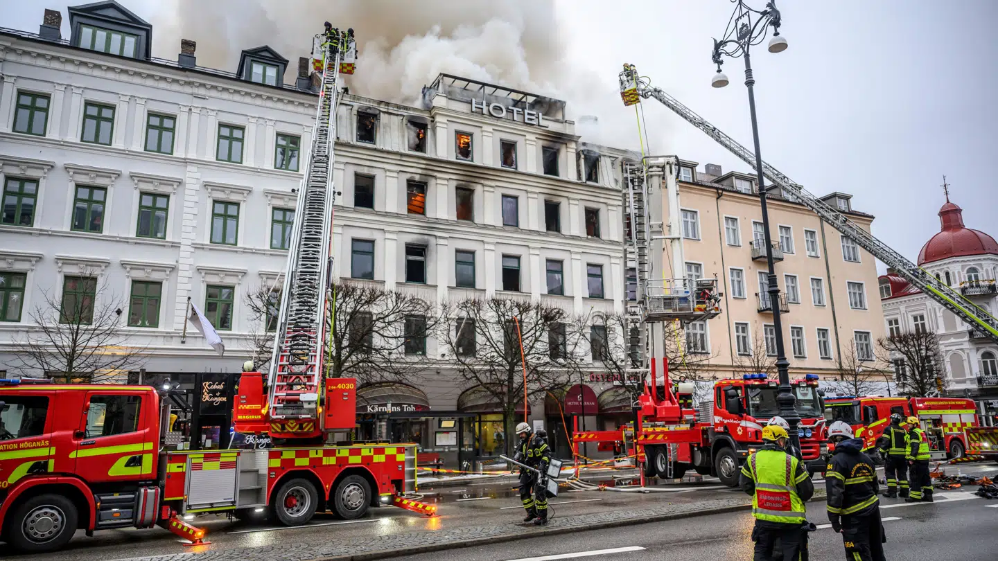 Brandfolk arbejder på stedet.