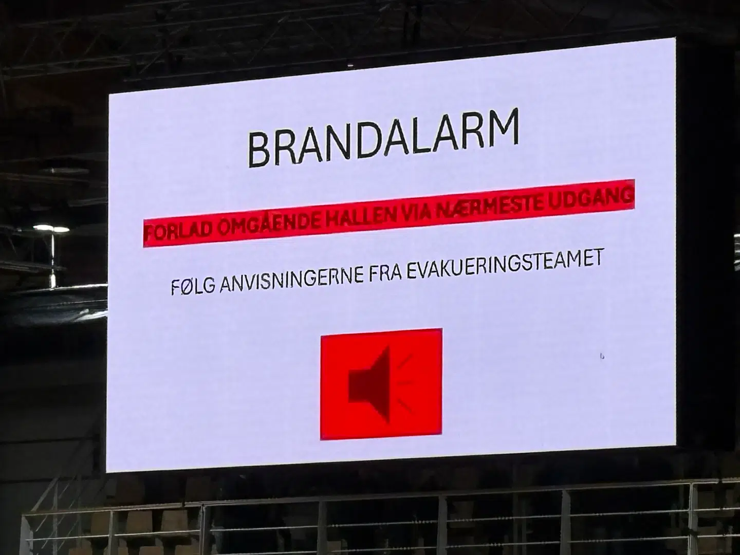 Denne besked vises lige nu i Ballerup Super Arena, hvor alle tilskuere nu evakueres.