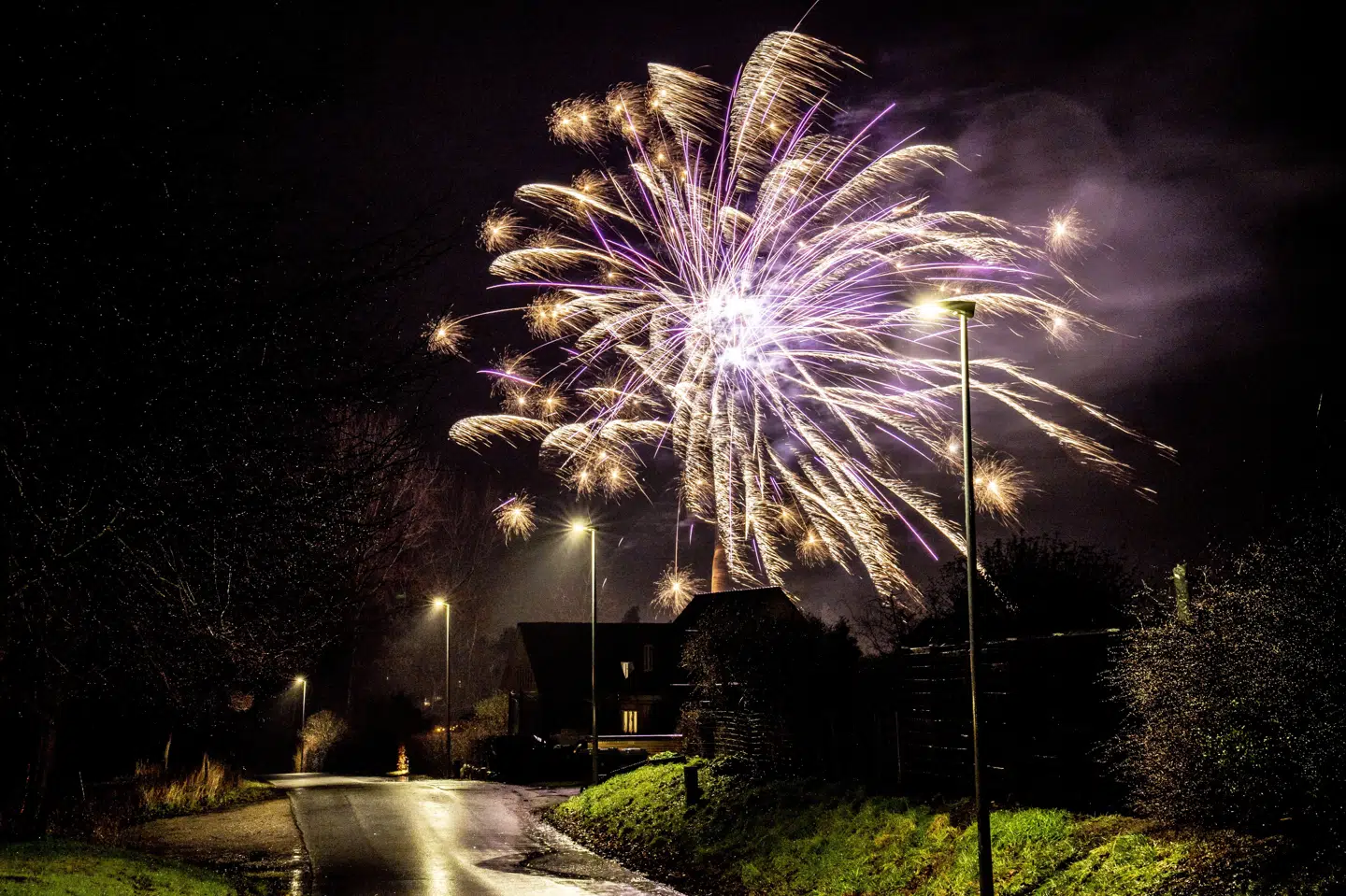 Det nye år skydes vanen tro i gang med fyrværkeri. Men mange børn ender aftenen mindre festligt end den begynder. 25 procent af fyrværkeriskader rammer børn under 15 år. (Arkivfoto).