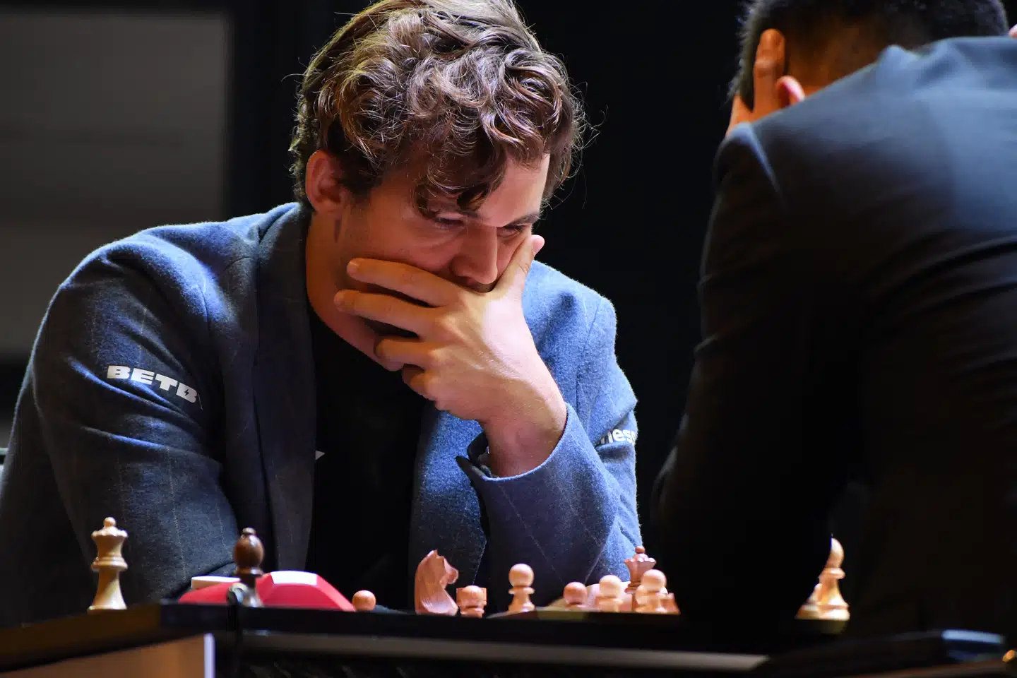 Ifølge Magnus Carlsen havde han været til frokostmøde iført jeans og »ikke engang tænkt på« at skifte inden turneringen.