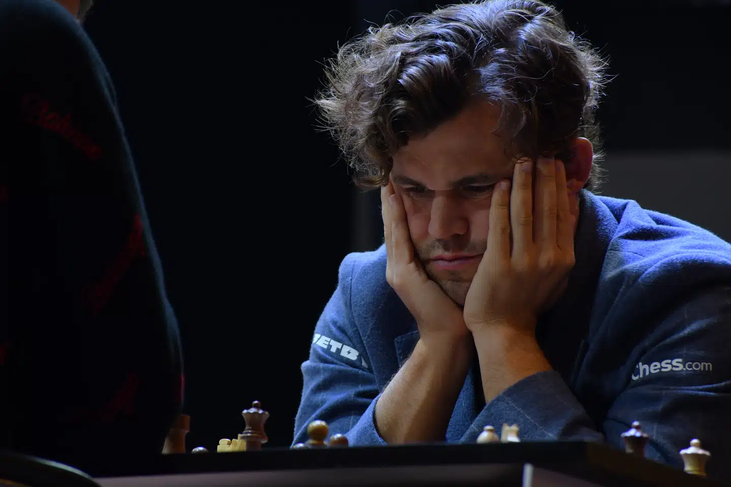 Magnus Carlsen nægtede at skifte bukser under skakturnering. Nu har han trukket sig.