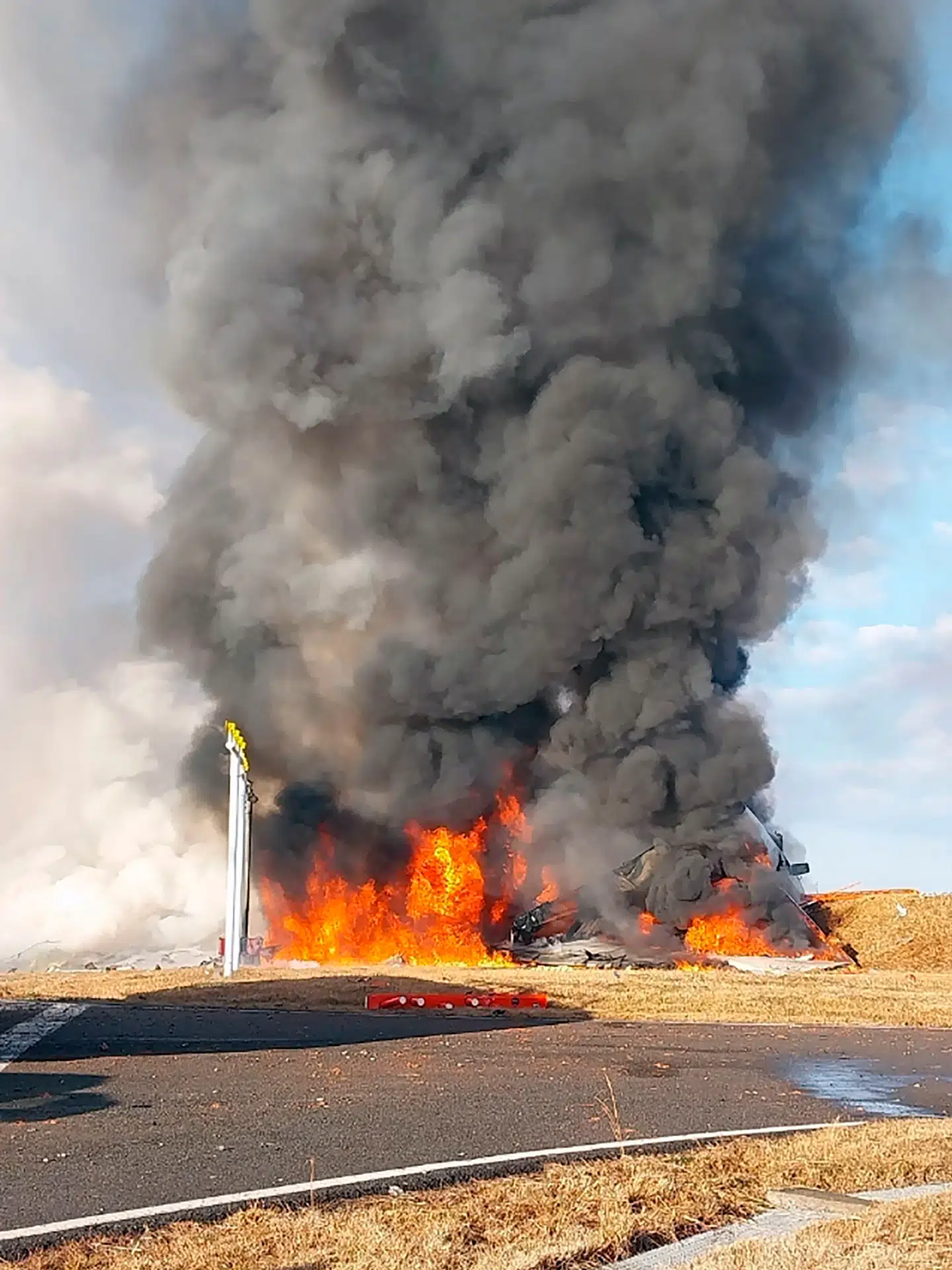 En enorm røgsky og store flammer kunne ses fra flyet efter styrtet.
