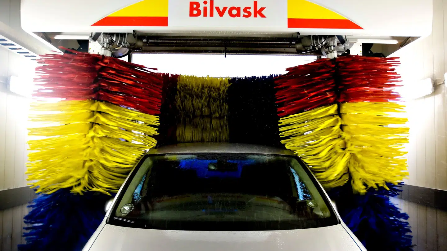 Du bør skylle din bil en gang om ugen, lyder opfordringen.