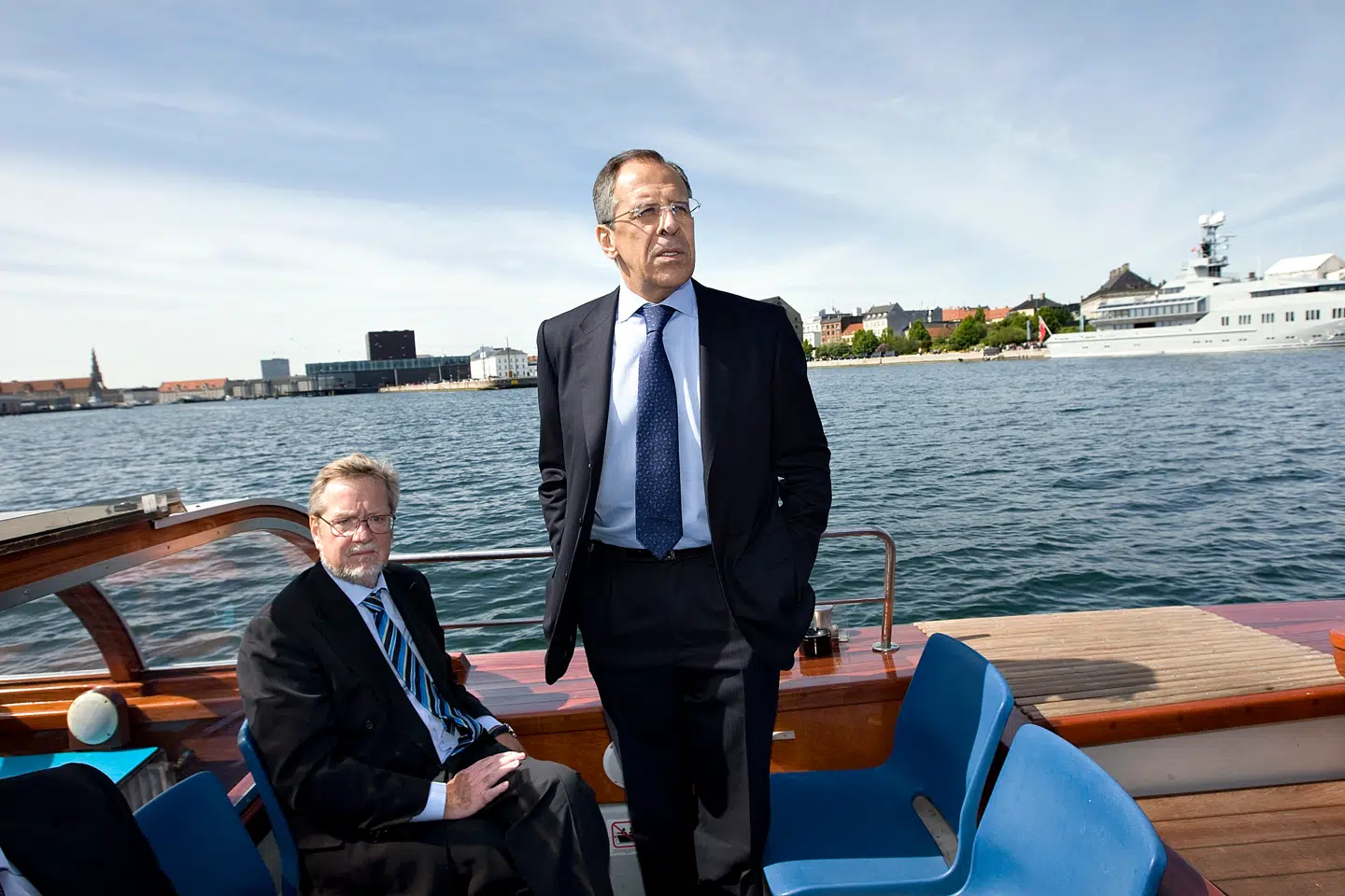 I 2008 var daværende udenrigsminister Per Stig Møller og hans russiske ministerkollega Sergej Lavrov på havnerundfart i København. Ved samme lejlighed mødes Lavrov med Anders Fogh Rasmussen. Nu truer Lavrov Danmark med militær magt.