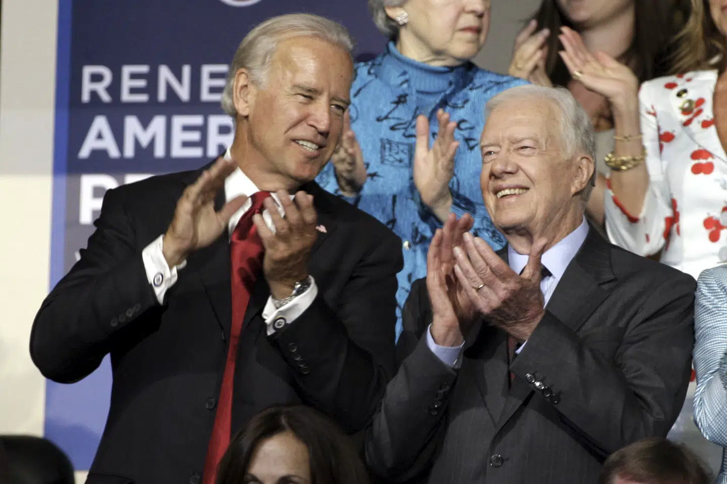 Biden og Carter ses her sammen ved det demokratiske konvent i 2008. Præsident Biden har udråbt 9. januar til national sørgedag, hvor han opfordrer amerikanerne til at samles. (Arkivfoto).