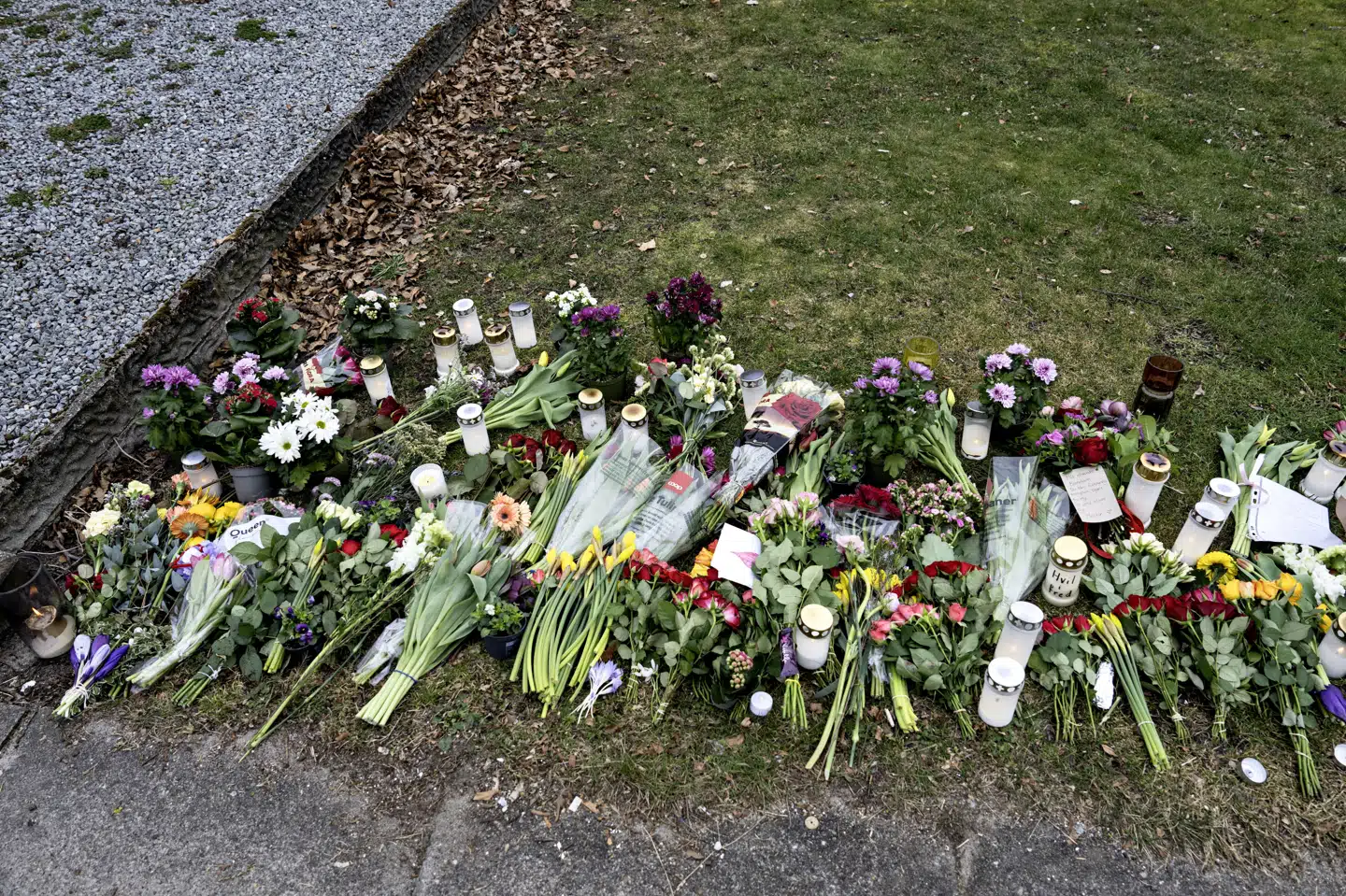 En 13-årig pige blev i marts slået ihjel i Hjallerup i Nordjylland. Borgere i byen lagde efterfølgende blomster og tændte lys. (Arkivfoto).