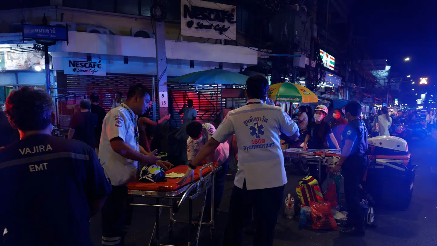Flere personer blev såret og tre omkom i en brand på et backpacker-hotel i Bangkok søndag aften lokal tid.