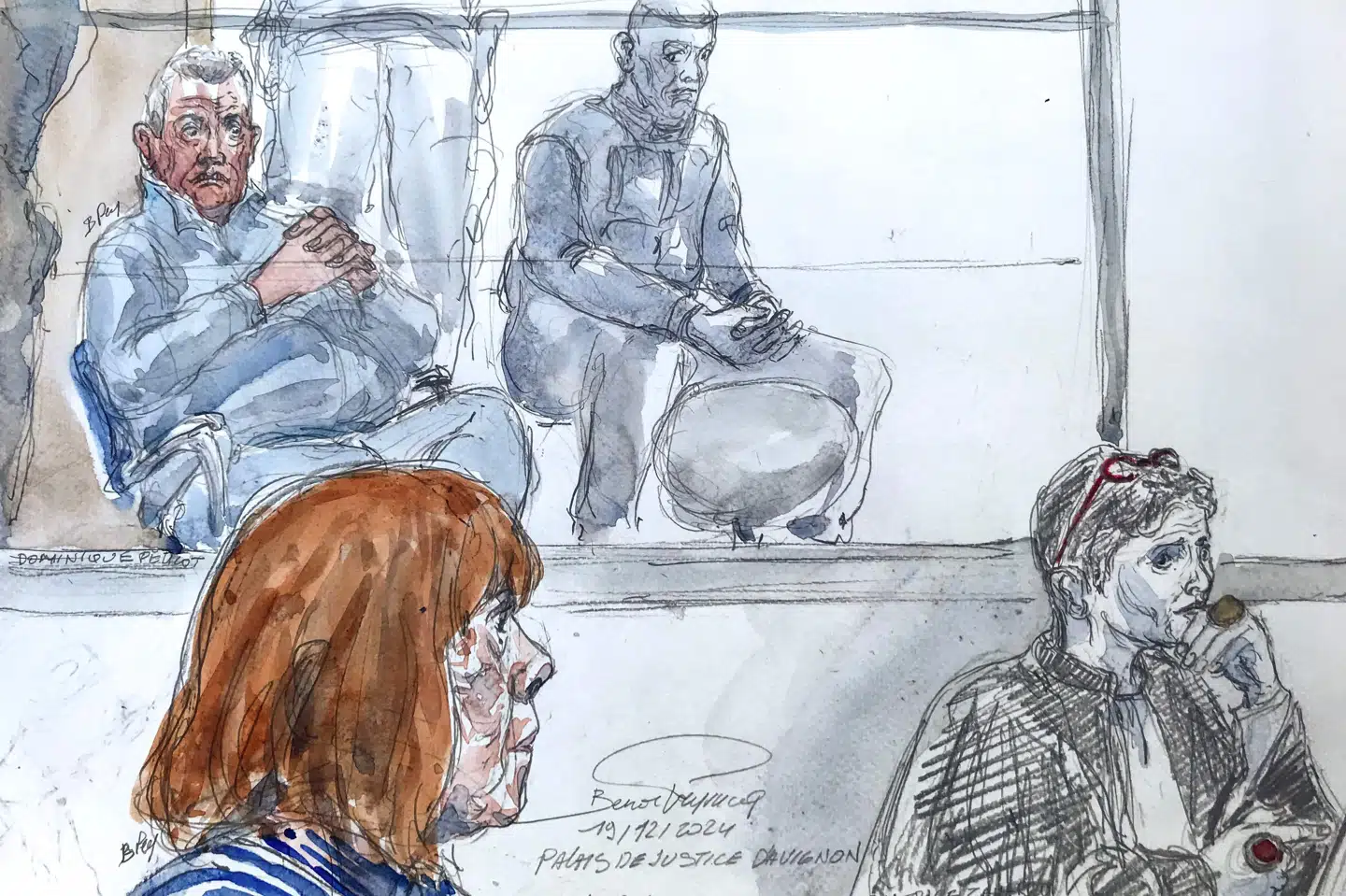 På denne retstegning fra retten i Avignon fra dagen, hvor dommen blev afsagt, sidder Dominique Pelicot bagest til venstre, mens hans nu tidligere hustru, Gisèle Pelicot, sidder forrest til venstre. (Arkivfoto).