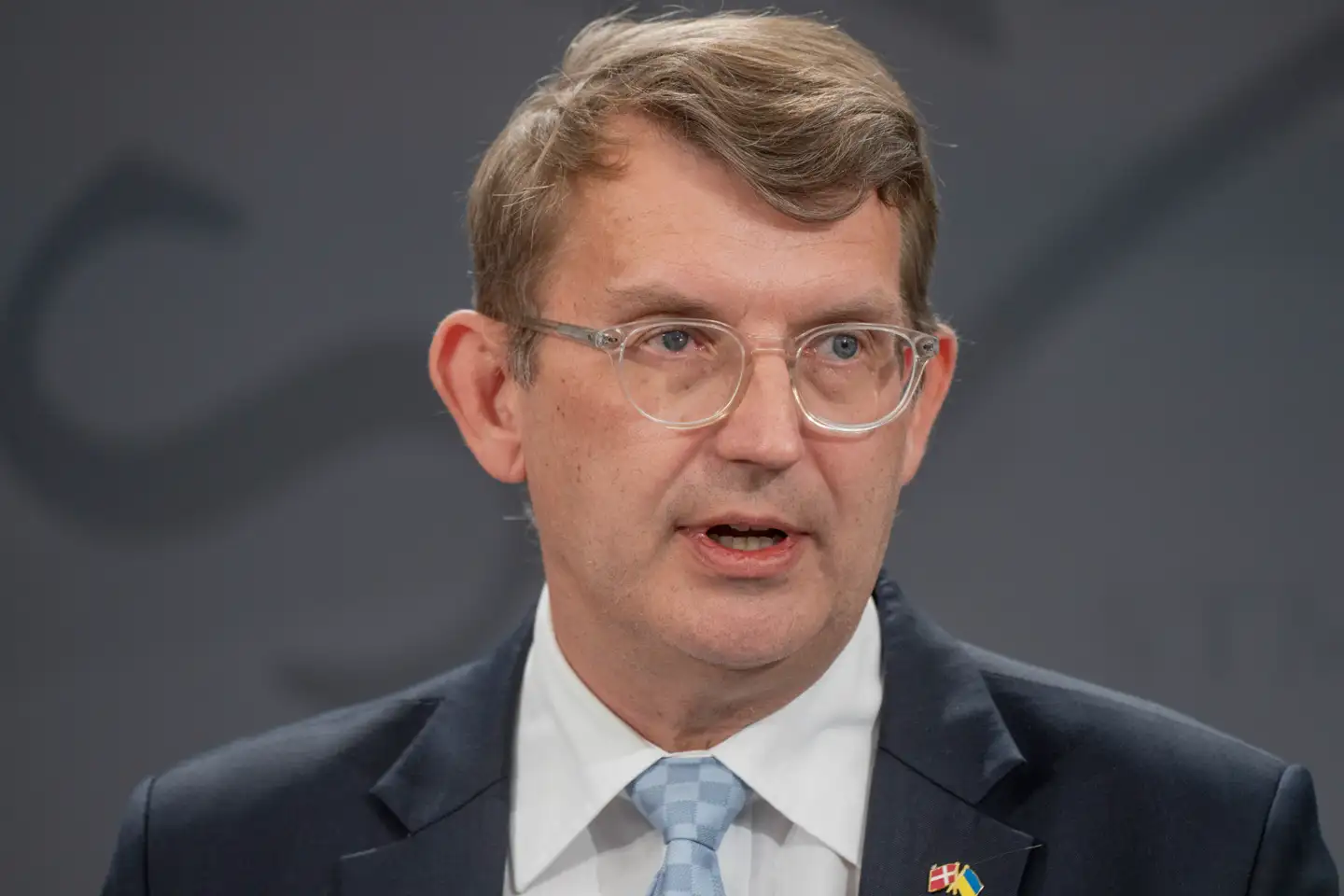 »Det er tilladt at være forvirret på et højere plan, hvis man vil forstå det forsvarsforlig, der blev indgået af forligskredsen i 2023,« skriver Nicolai Bechfeldt. På billedet: Vicestatsminister og forsvarsminister Troels Lund Poulsen (V).