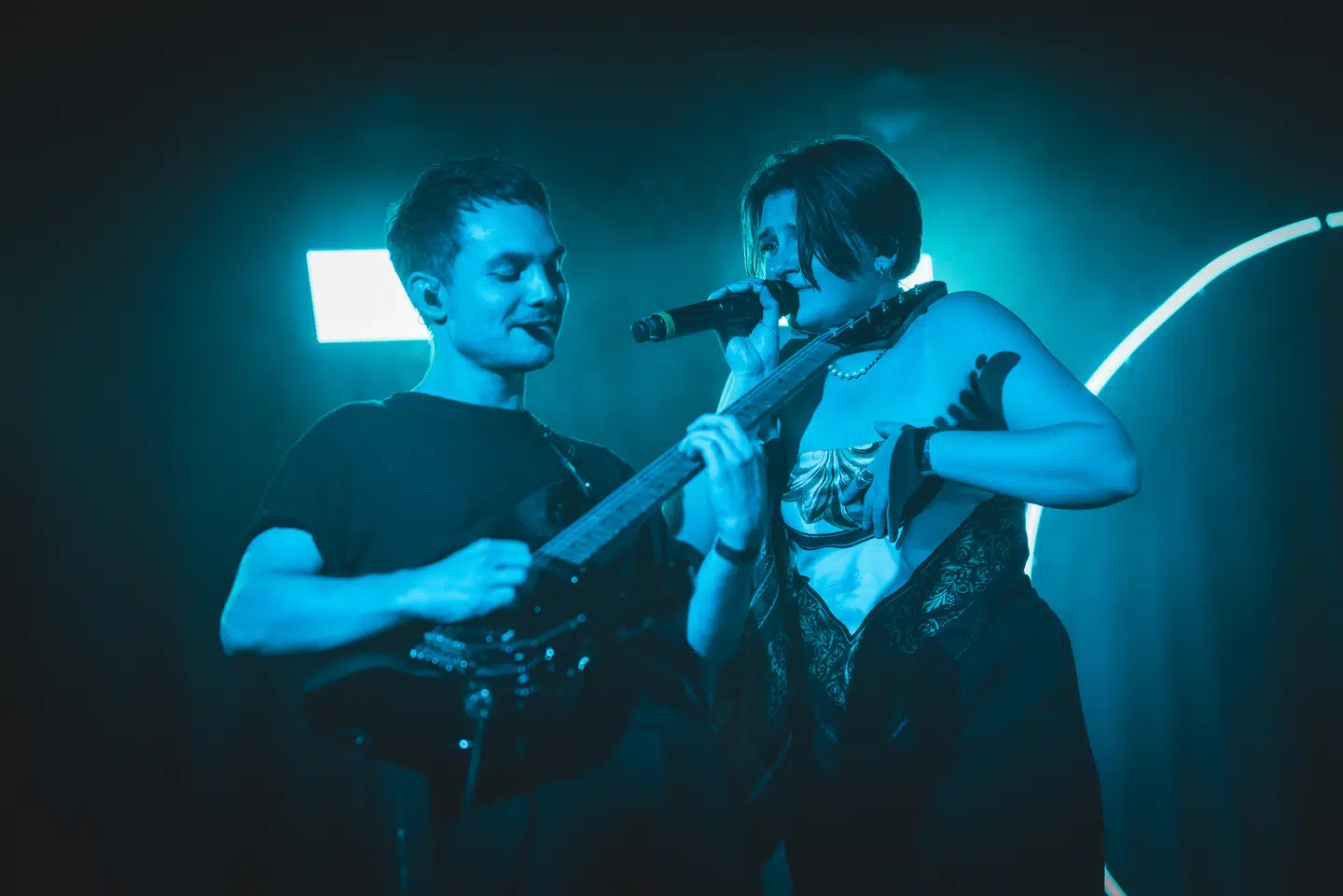 Den danske popduo ROYA spiller koncert på spillestedet Vega i København, d. 26/10 2023. Her ses sangerinden Line Gade på scenen,