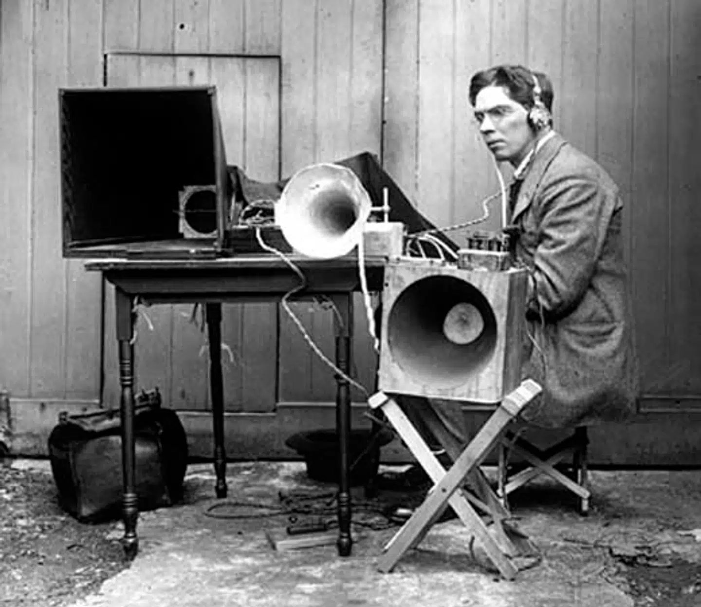 Ifølge Wikipedia var Archibald Low en mand, der havde mange gode ideer, men manglede den fornødne selvdisciplin til at føre dem ud i livet.