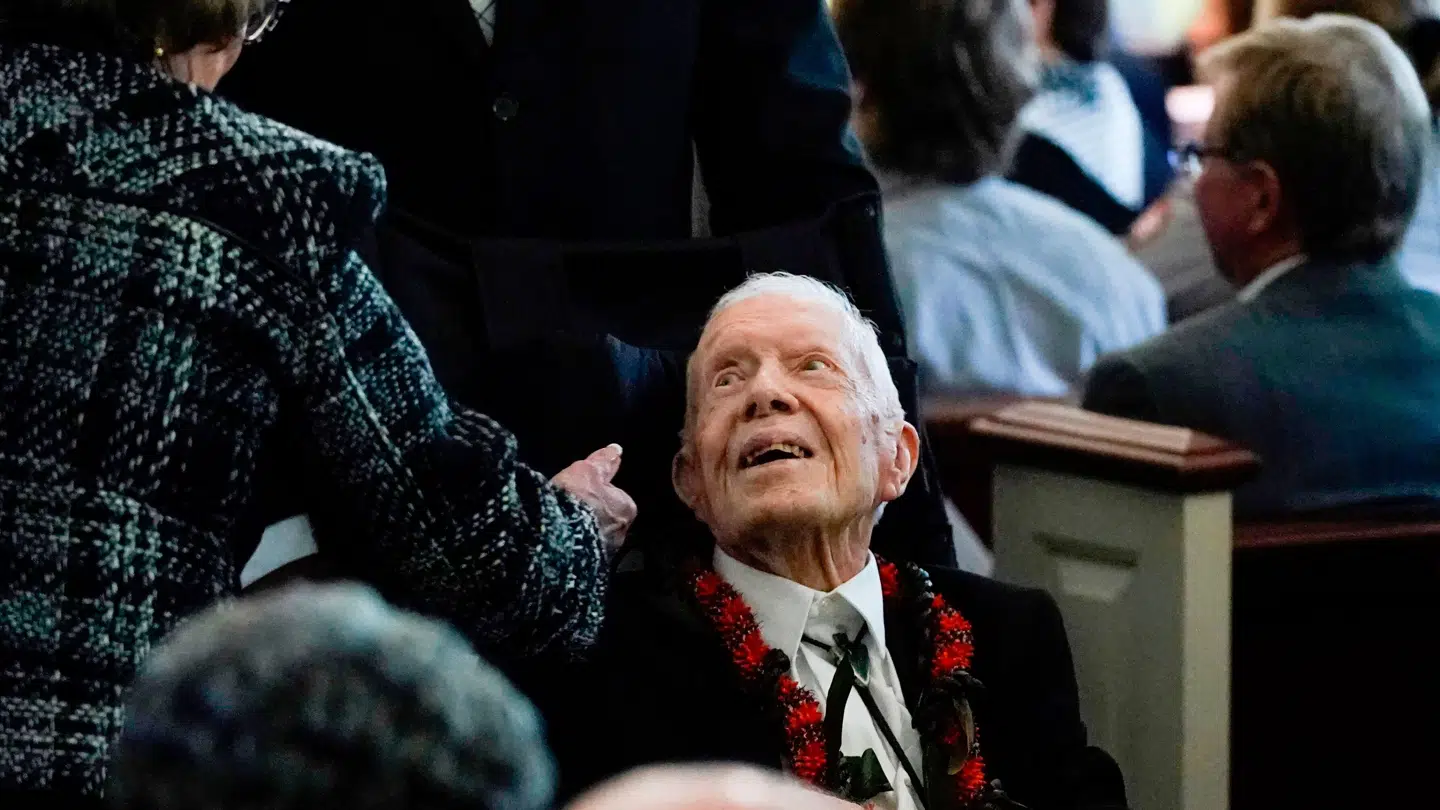 Jimmy Carter ved sin hustrus, Rosalynn Carter, begravelse i 2023.