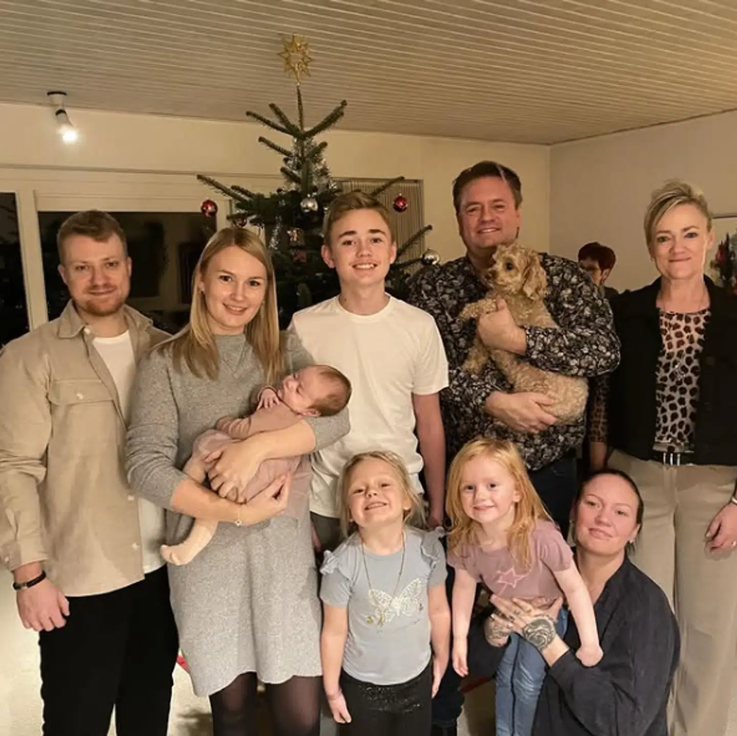 Med dette julebillede afslørede Johnny Hansen, at den lille Ellie var kommet ind i familien Hansen. Foto: Privat