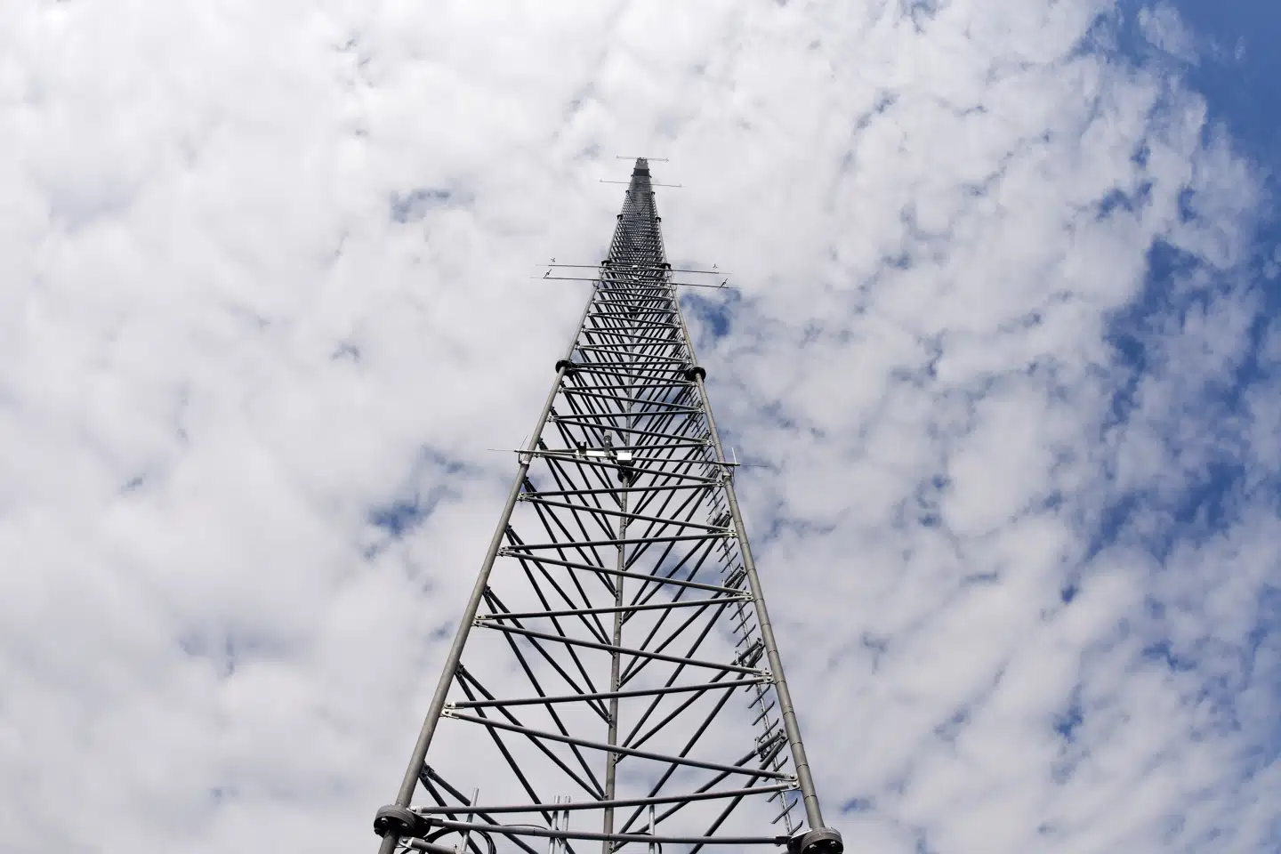 En stor telemast har været udsat for muligt brandangreb i Frankrig. Billedet er ikke af pågældende mast. (Arkivfoto).
