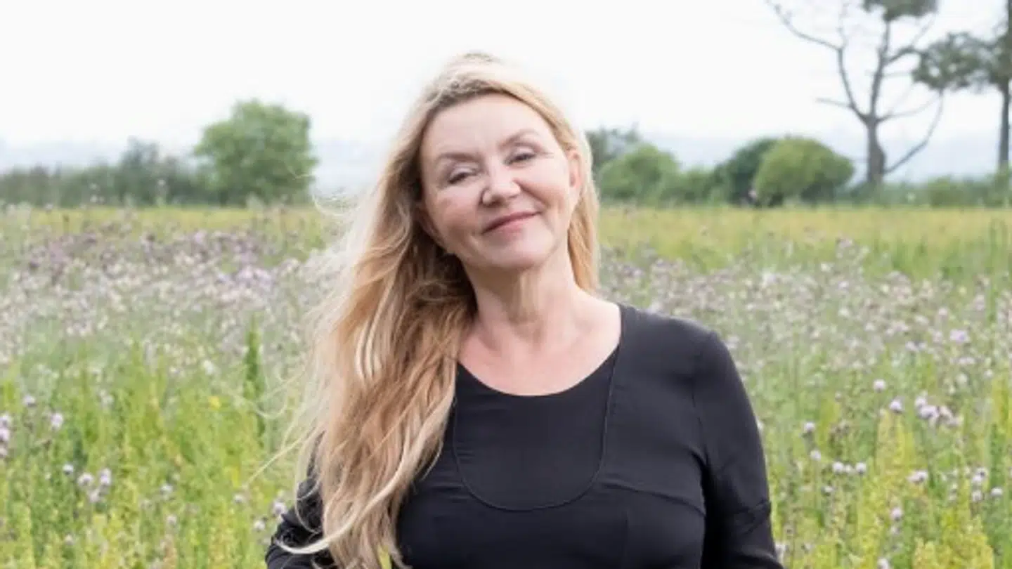 Her ses Pernille Aalund i den sorte kjole, som hun har haft på hver eneste dag det sidste år.