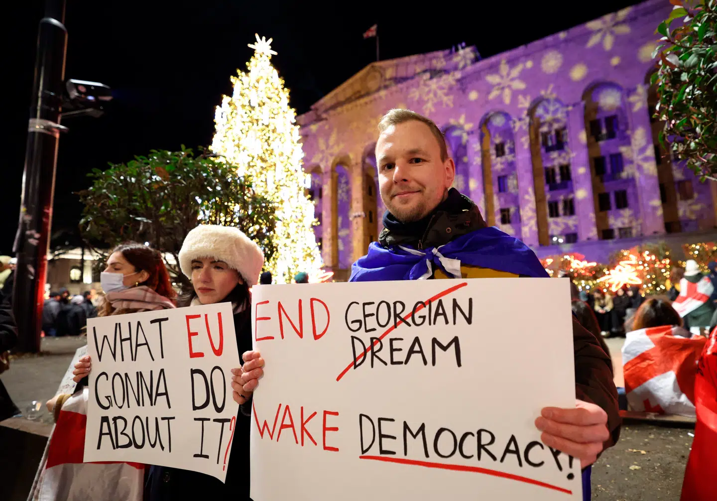 Omkring 2.000 EU-venlige demonstranter befandt sig ude foran Gegorgiens parlamentsbygning, efter Mikheil Kavelashvili blev indsat som præsident.