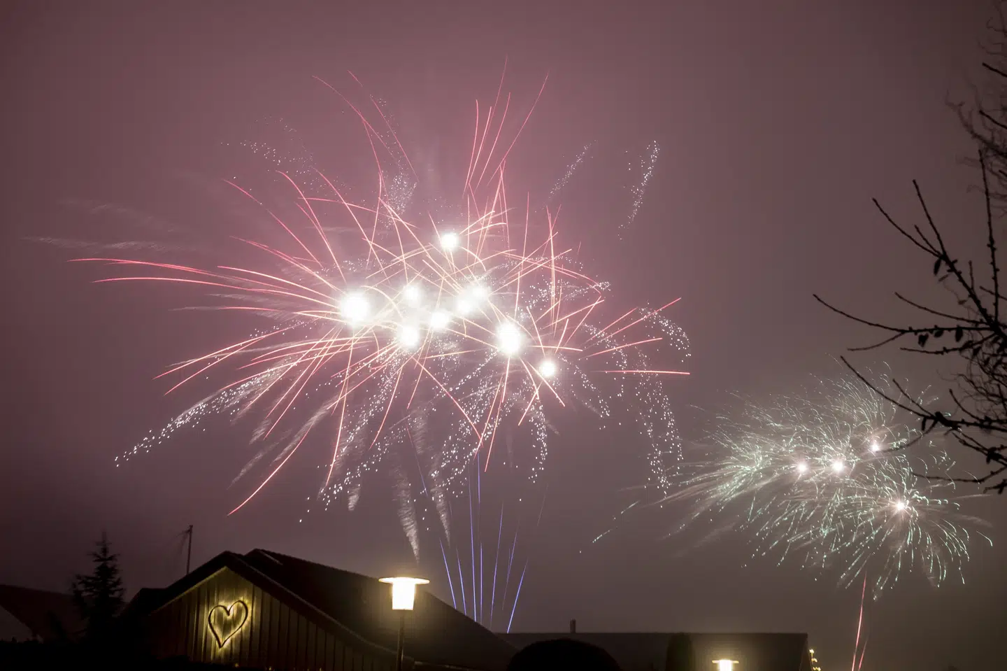 Man skal passe på, hvis man skal ud og skyde nytåret ind i aften. Krudtet kan blive vådt, og den kraftige blæse kan tage fat i fyrværkeriet og vælte det eller sende raketter i en uheldig retning, advarer DMI's vagthavende meteorolog. (Arkivfoto).
