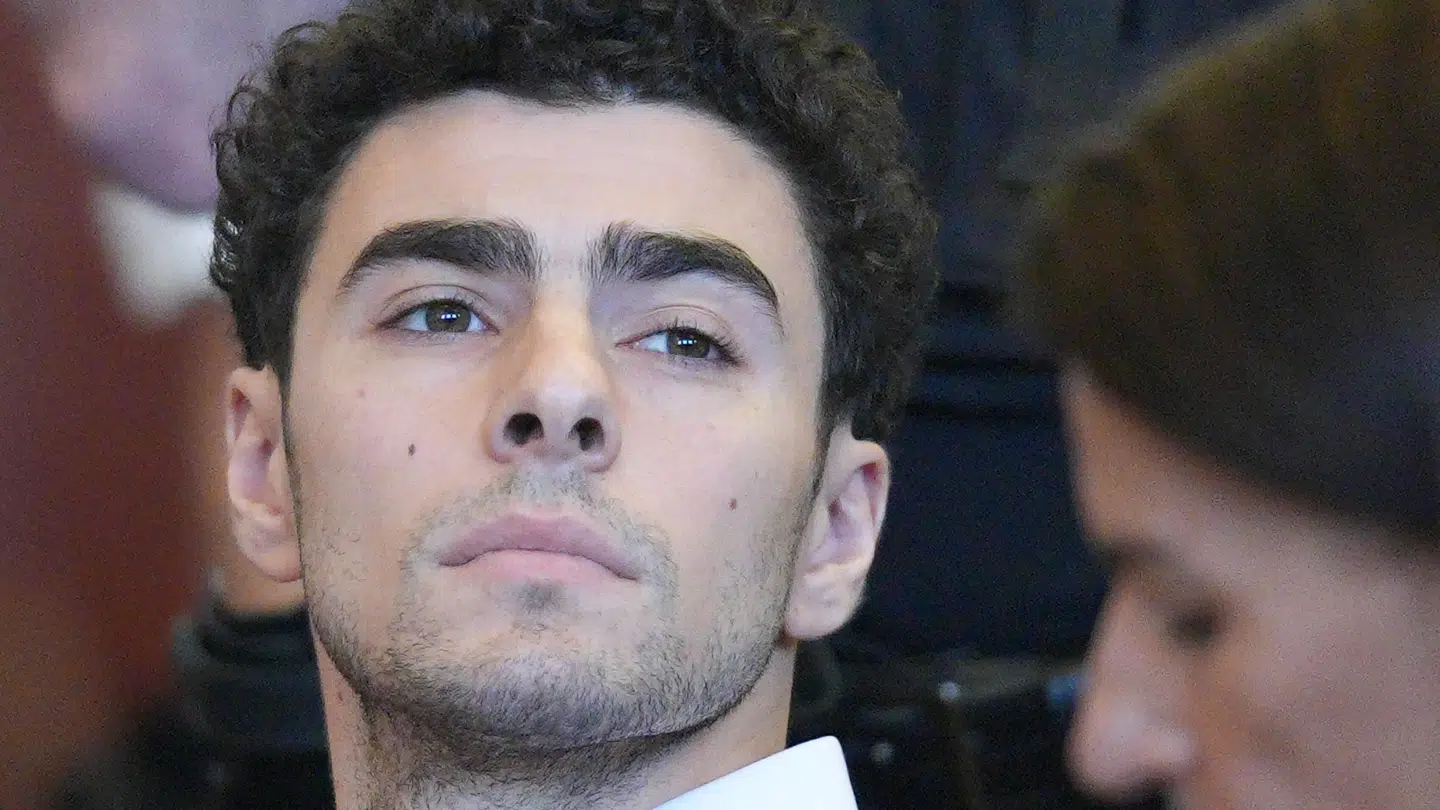 Mangione er tiltalt for drab. Han nægter sig skyldig.