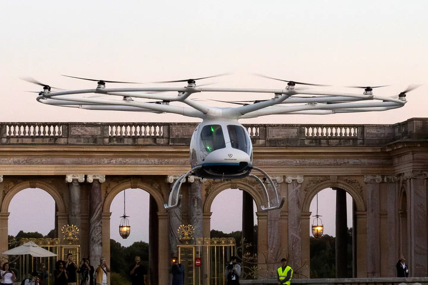 Den eldrevne VoloCity-helikoptertaxa ses her under en testflyvning i Versailles i Frankrig i august 2024. Hensigten med den er at transportere passagerer mellem transportknudepunkter som togstationer og lufthavne.