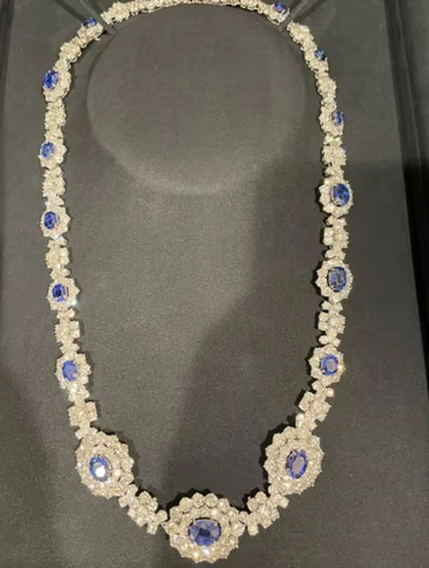 Indbrudstyven formåede at få adgang til et pengeskab på husets førstesal. Det var her, at han fandt de dyrebare smykker. Blandt andet en vintageplatinhalskæde af mærket Van Cleef & Arpels.