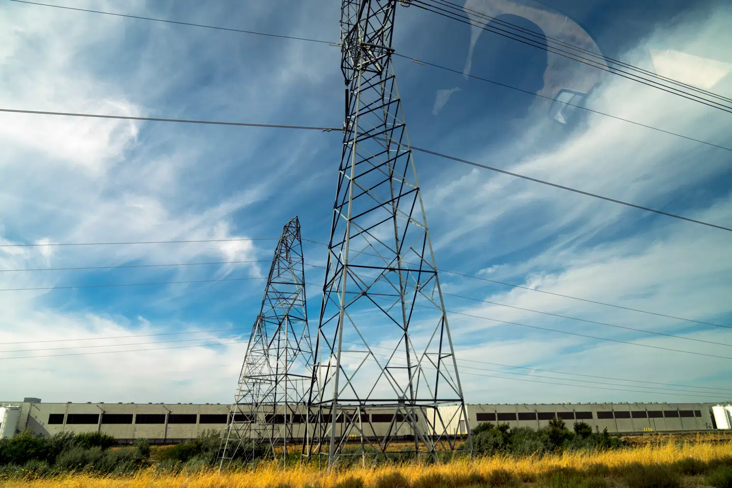 Teknologigiganterne bygger stadig flere datacentre verden over. De kraftige computere sluger enorme mængder af strøm og skaber samtidig forstyrrelser i elforsyningen, viser en ny analyse. Det kan udvikle sig til farlige situationer i hjemmene.