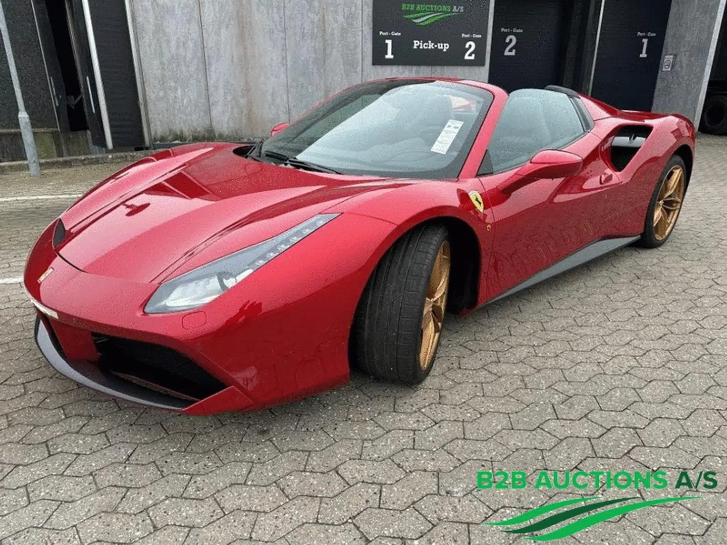 Den luksuriøse Ferrari 488 Spider BD blev beslaglagt af politiet, da den blev brugt til vanvidskørsel med 210 km/t. Den har i alt kun kørt 295 kilometer. Nu er den solgt på auktion til fordel for statskassen.