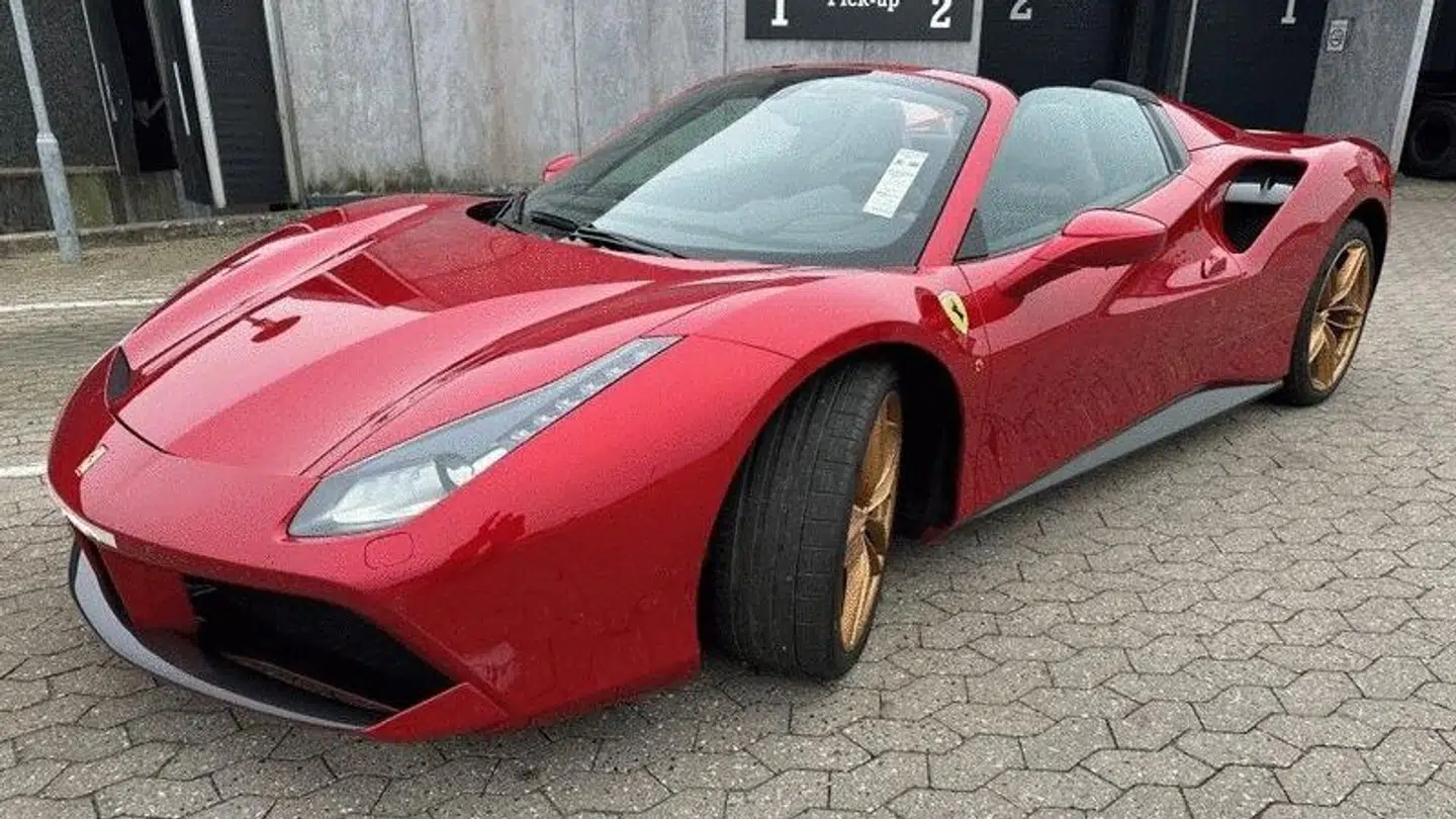 Den luksuriøse Ferrari 488 Spider BD blev beslaglagt af politiet, da den blev brugt til vanvidskørsel med 210 km/t. Den har i alt kun kørt 295 kilometer. Nu sælges den på auktion til fordel for statskassen.