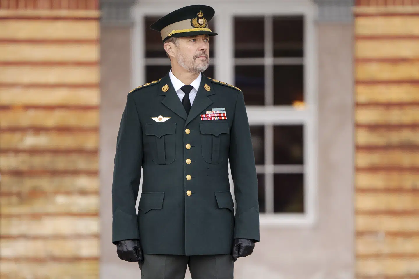 Kong Frederik holder talen fra sit modtagelsesværelse i Frederik VIII's Palæ. (Arkivfoto).