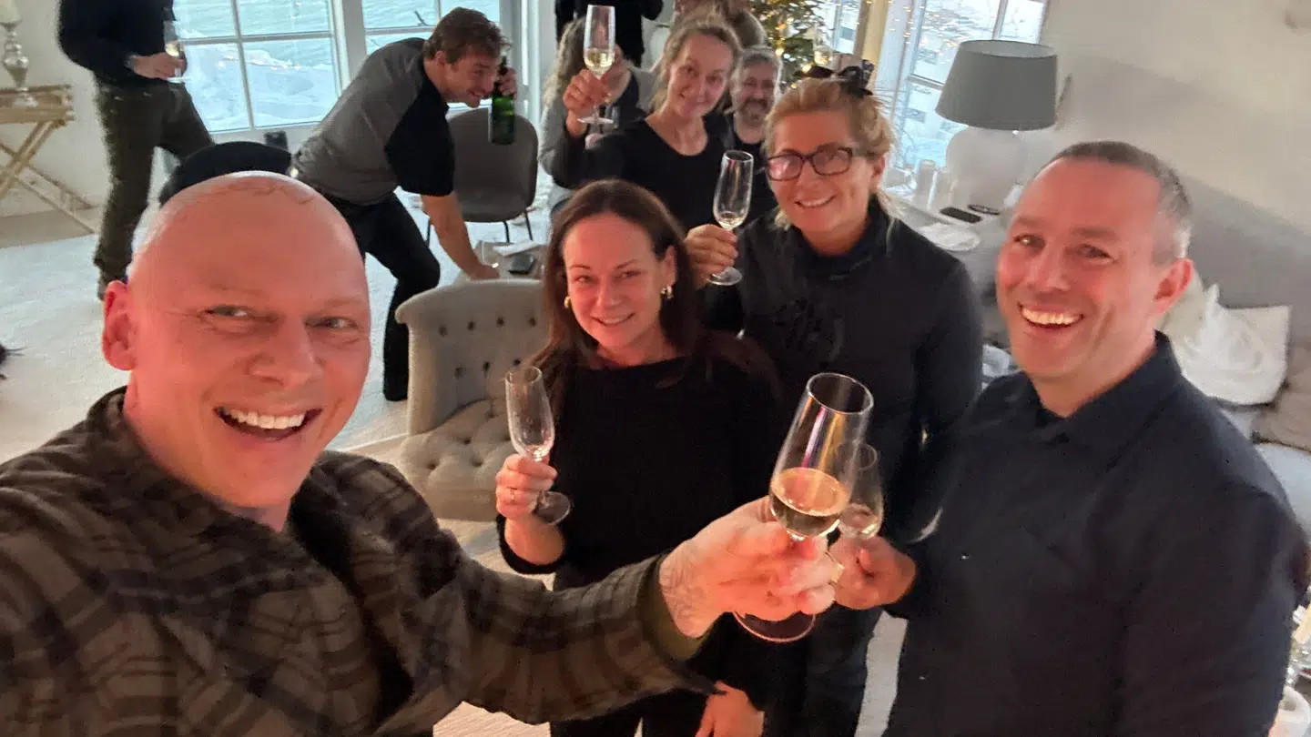 Jim Lyngvild skåler i Nuuk ovenpå Kongens tale.