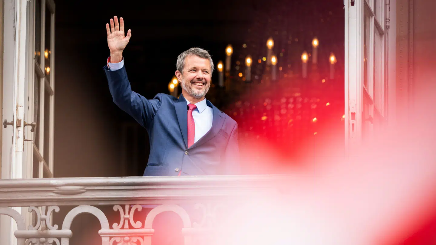 Kong Frederik X fylder 56 år og vinker fra balkonen på Frederik VIII's Palæ, Amalienborg Slot i København, søndag den 26. maj 2024. (Foto: Ida Marie Odgaard/Ritzau Scanpix)
