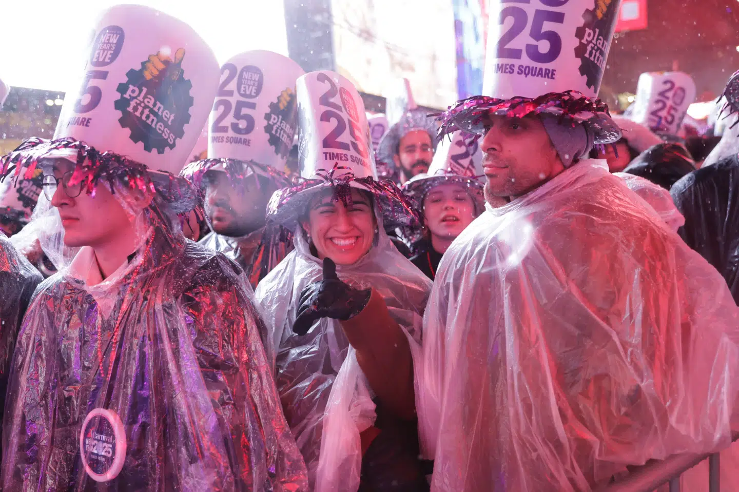 Folk samles i regnen på Times Square nytårsaften i New York City i USA. USA er blandt de sidste nationer til at gå ind i det nye år.