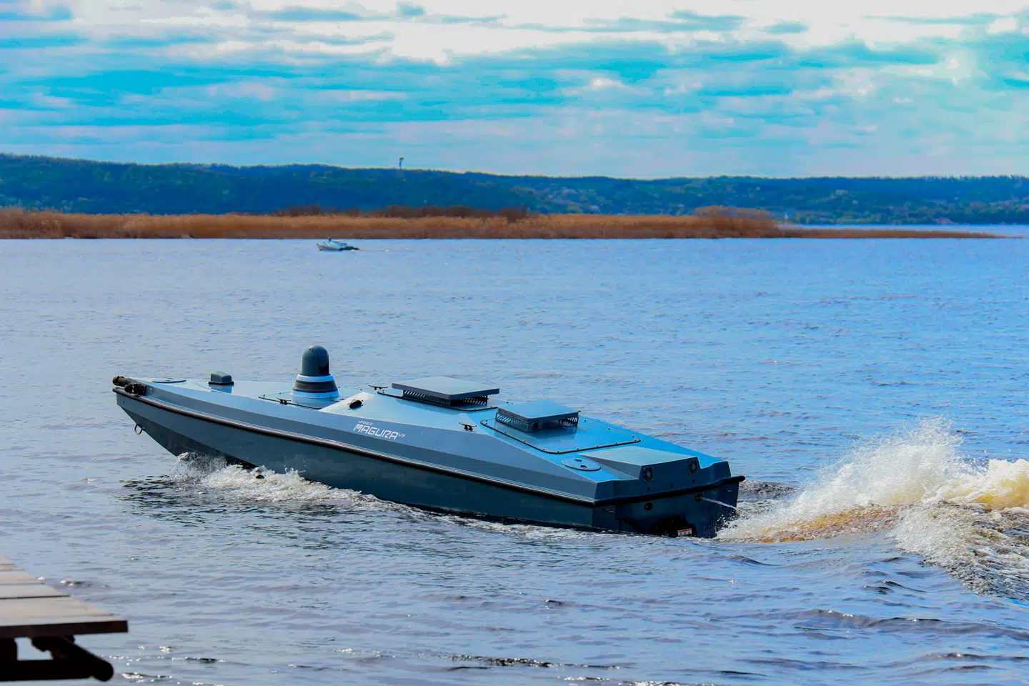 En ukrainsk Magura V5-havdrone har en topfart på 22 knob – svarende til 40 kilometer i timen – og en maksimal rækkevidde på 830 kilometer.