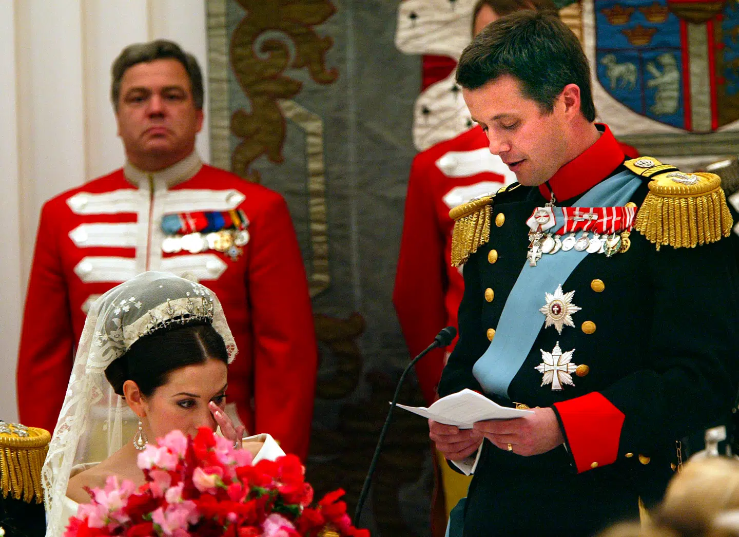 En bevæget daværende kronprinsesse Mary under den daværende kronprins Frederiks bryllupstale 14. maj 2004.