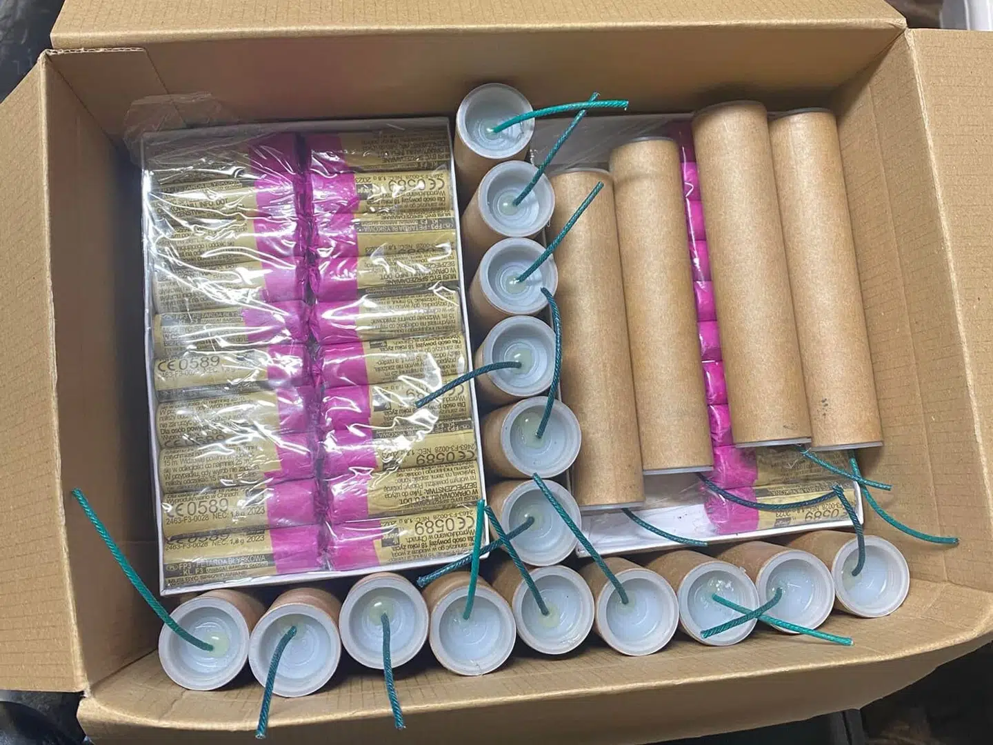 Et udpluk af nogle af de små og store kanonslag, man kan købe på Facebookgruppen.