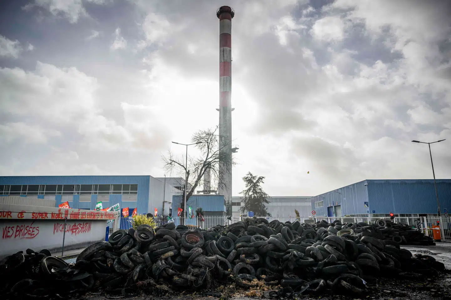Bildæk spærrer indgangen til den franske dækproducent Michelins fabrik i Cholet i november. Her strejkede de ansatte i protest mod lukningen af fabrikken her og i Vannes i det vestlige Frankrig.