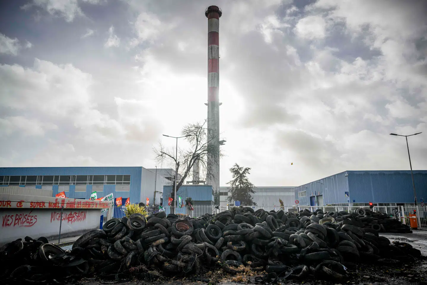 Bildæk spærrer indgangen til den franske dækproducent Michelins fabrik i Cholet i november. Her strejkede de ansatte i protest mod lukningen af fabrikken her og i Vannes i det vestlige Frankrig.