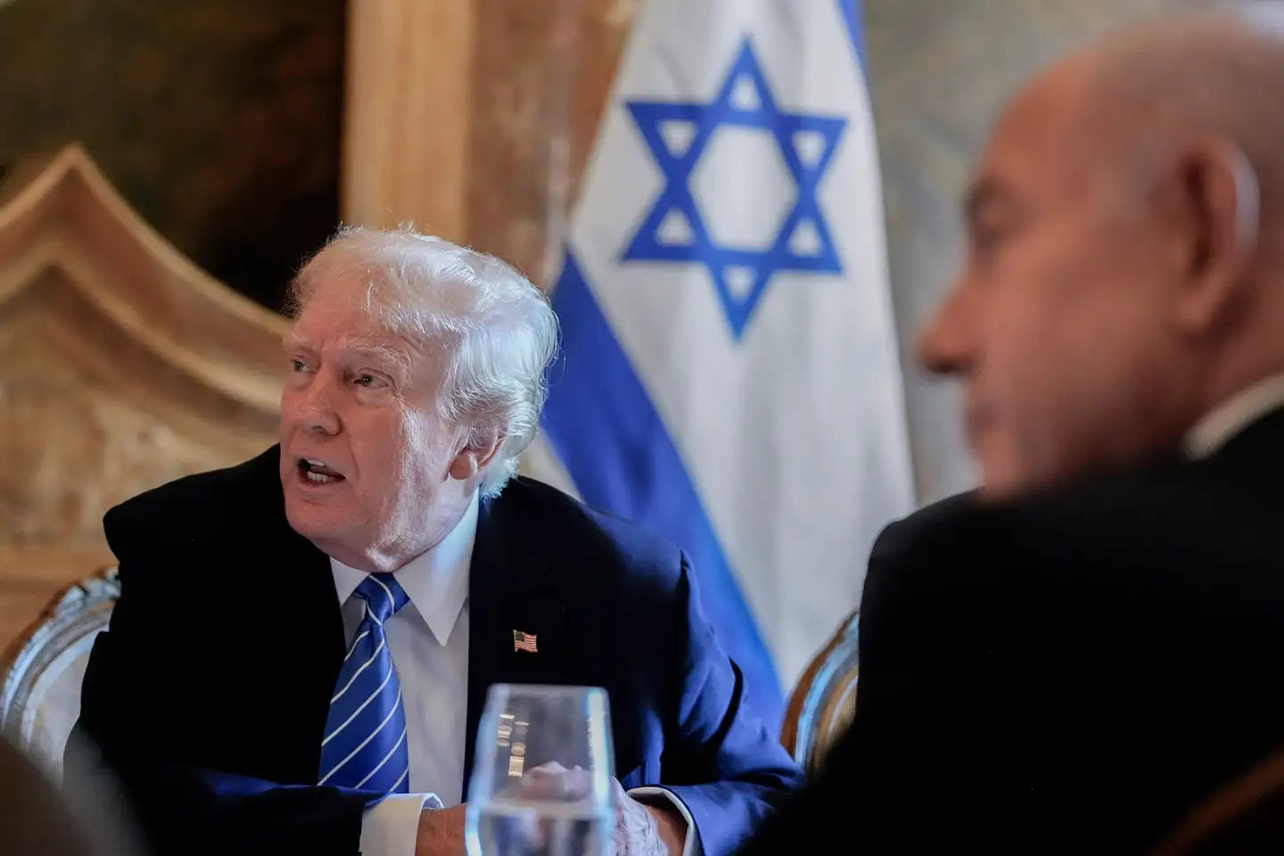 »Det kan undre, at Biden ukritisk og hovedkulds opgav Afghanistan ved at gennemføre Trumps »hovsaaftale« med Taleban,« skriver Mogens Lykketoft. På billedet ses den tidligere og kommende præsident i USA Donald Trump og Israels premierminister Benjamin Netanyahu.