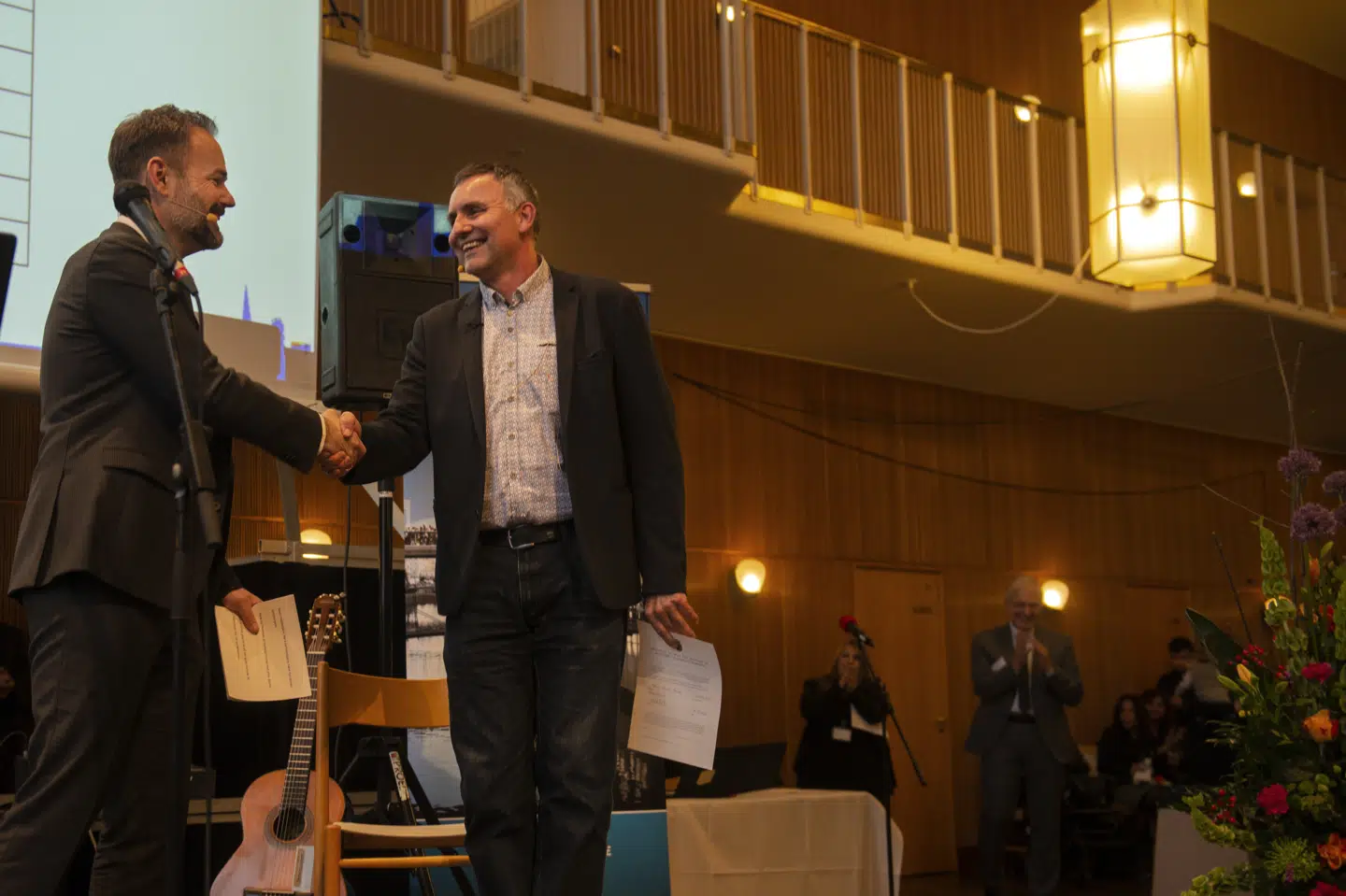 Marcel Meijer (th.) stopper som borgmester i Samsø Kommune efter næste kommunalvalg i november. Her ses han i februar 2020, hvor han blev dansk statsborger efter at have trykket hånd med den daværende borgmester i Aarhus Kommune, Jacob Bundsgaard (S). (Arkivfoto).