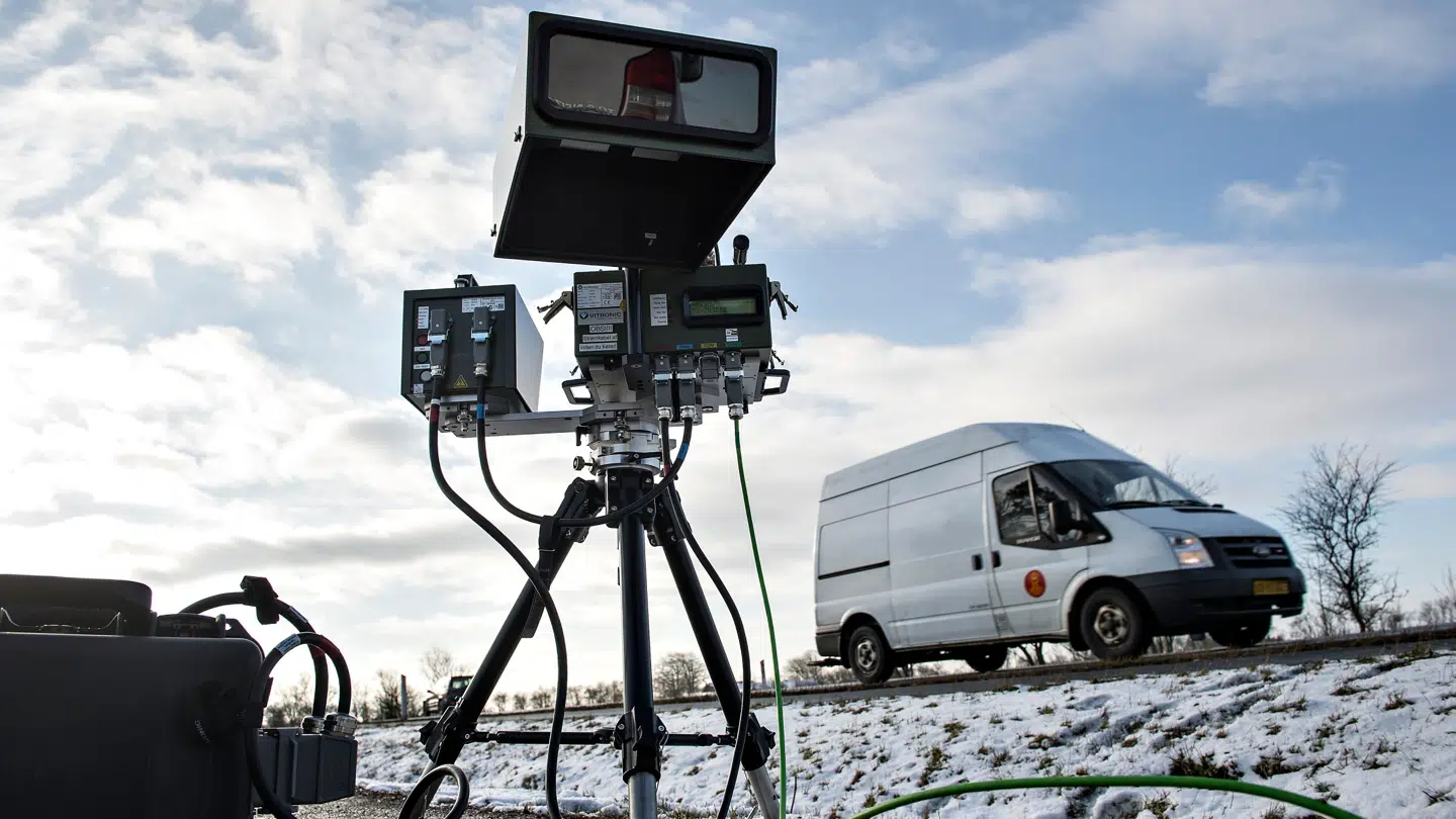 Politiets fartkontrol nåede at afsløre 71 fartbilister ud af de 555 kontrollerede på strækningen, hvor den 31-årige også selv afleverede sin elbil efter at have kørt alt for stærkt. Arkivfoto.