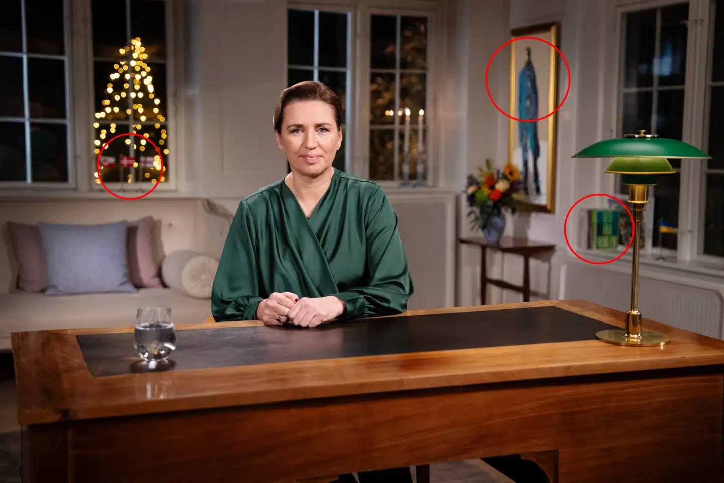 Det er ikke kun ordene, der er vigtige, når statsministeren holder nytårstale for danskerne. Genstandene bag hende har også en signalværdi.