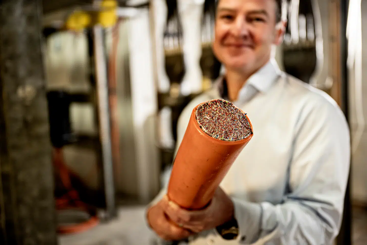 Sådan ser et af de gamle fastnetkabler med 4.000 ledninger i ud. Efterhånden er der ingen aktivitet på de fleste af ledningerne, og derfor lukker TDC Net det danske fastnet helt i 2030. Flest mulige af ledningerne graves op, når centralerne lukkes, for der er gode penge i at sælge kobberet fra kablerne videre.