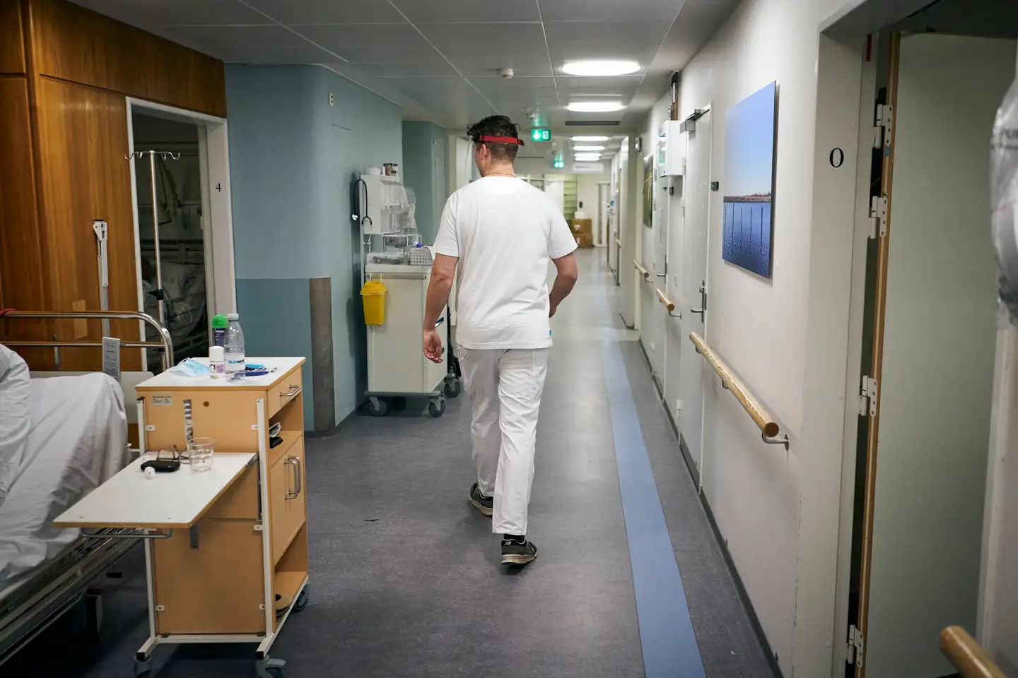 »Problemet er, at nok så mange ledelseskurser eller kommandoer ovenfra ikke alene kan skaffe bedre ledelse i den offentlige sektor,« skriver Ole P. Kristensen i denne leder. På Glostrup Hospital har man uddannet portører til plejeportører, så de i højere grad kan assistere sygeplejerskerne.