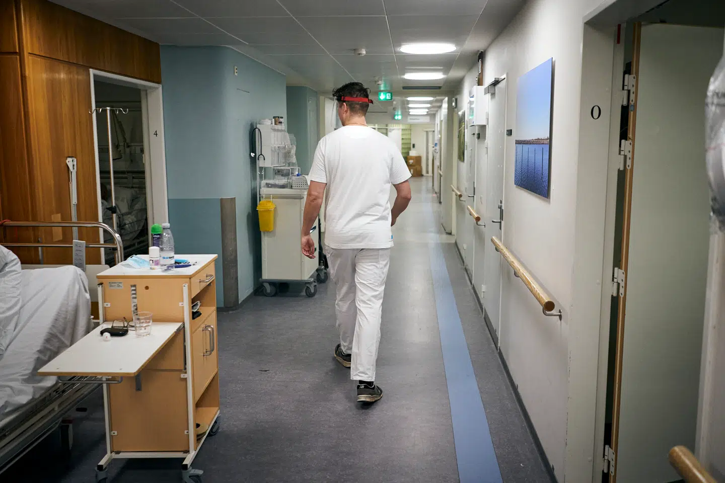 »Problemet er, at nok så mange ledelseskurser eller kommandoer ovenfra ikke alene kan skaffe bedre ledelse i den offentlige sektor,« skriver Ole P. Kristensen i denne leder. På Glostrup Hospital har man uddannet portører til plejeportører, så de i højere grad kan assistere sygeplejerskerne.