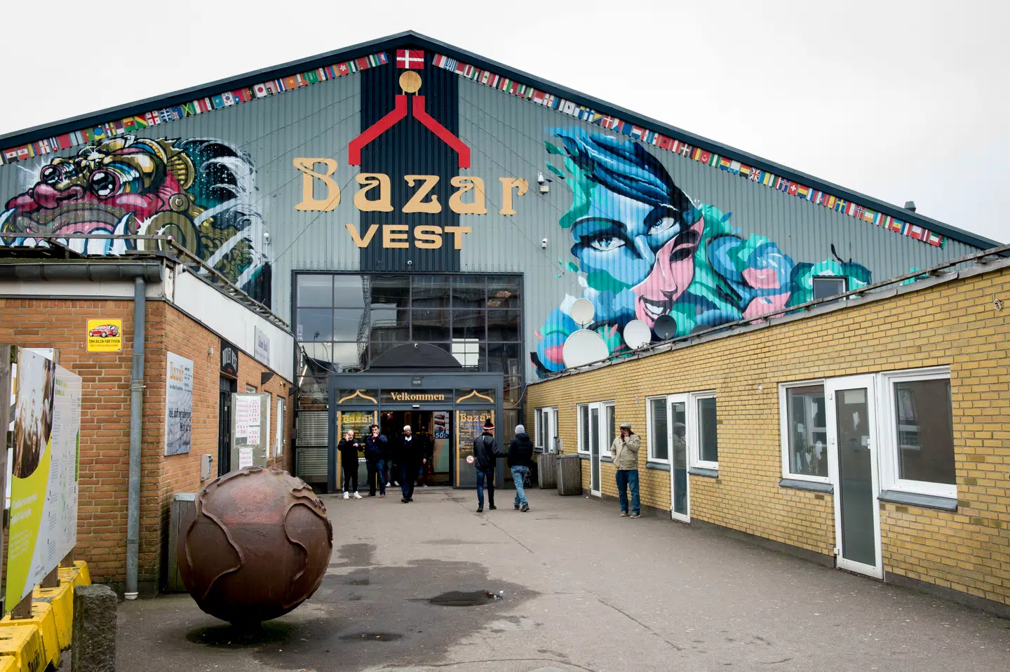Abu Bilal red på sin hvide hest ind til området omkring Bazar Vest.