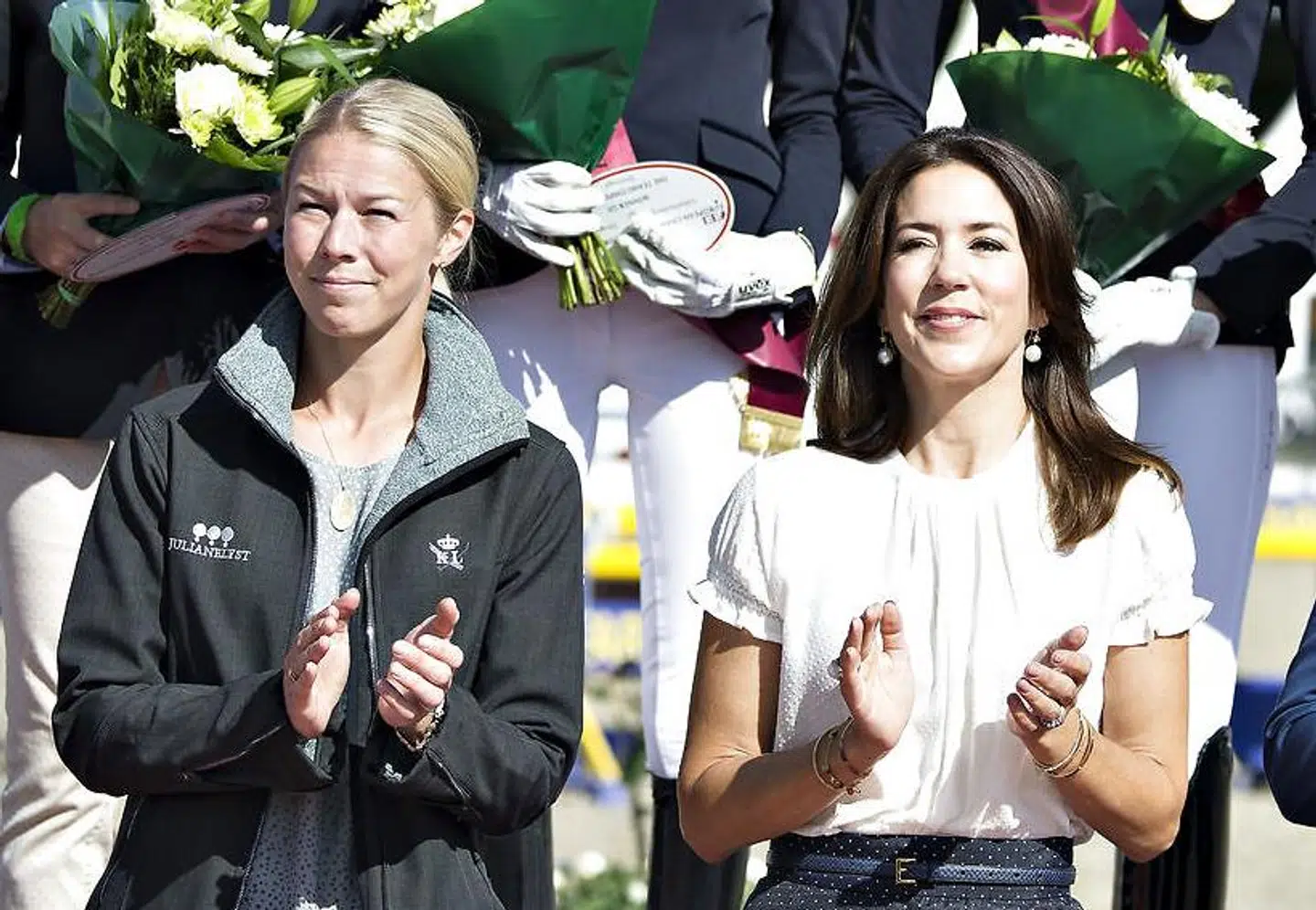Agnete Kirk Thinggaard ses her ved siden af kronprinsesse Mary ved et ridestævne.