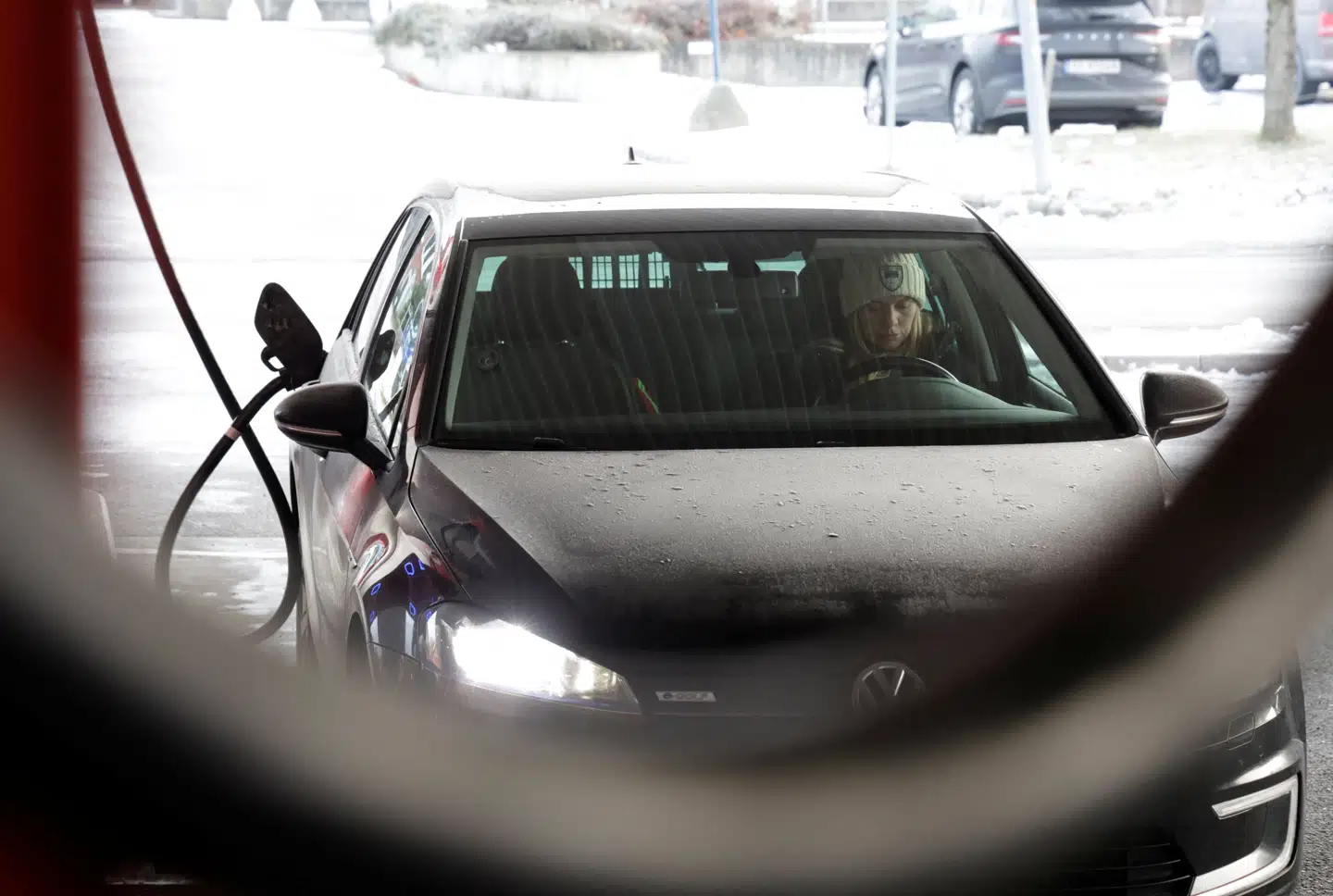 Flere og flere norske tankstationer skifter benzinstandere ud med ladestandere til elbiler i takt med det voksende salg. Her en tankstation i Sandvika nær Oslo.