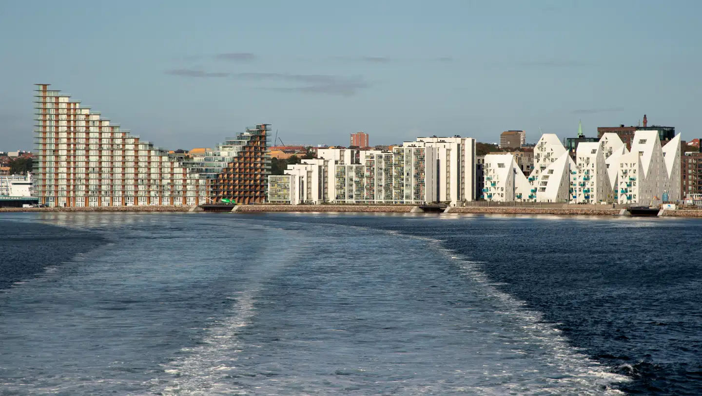 Aarhus Ø er spektakulær, og omkring Bassin 7 er der endda opstået en masse byliv med havnebad, vandsport og cafeer i massevis. Men arkitekturen blokerer byens ældgamle kig ud i bugten, og det er jo ikke ligegyldigt.