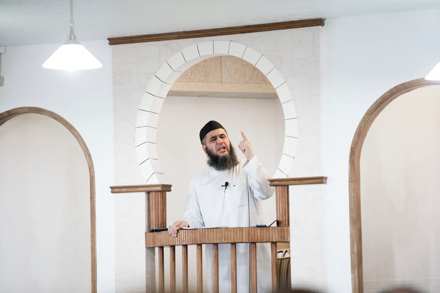 Arkivfotoet viser imam Abu Bilal under fredagsbøn i Grimhøj-moskeen i Aarhus.